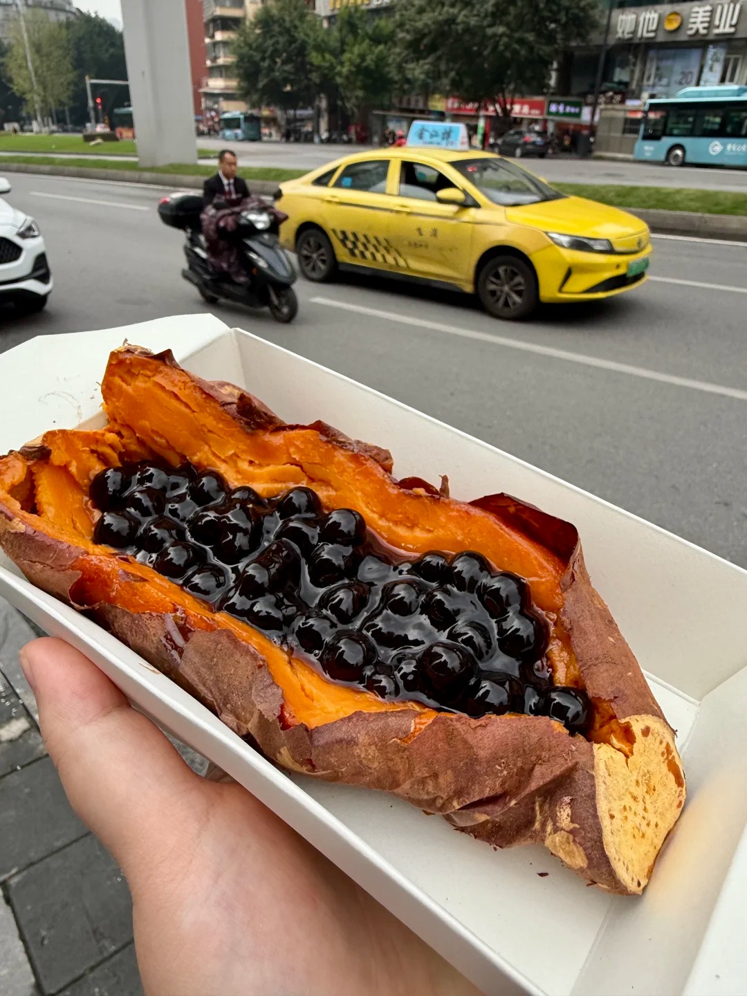 Cầm củ khoai nướng nóng hổi "mix" kem lạnh và trân châu: Trải nghiệm ẩm thực khiến hội chị em "xỉu up xỉu down"- Ảnh 4.