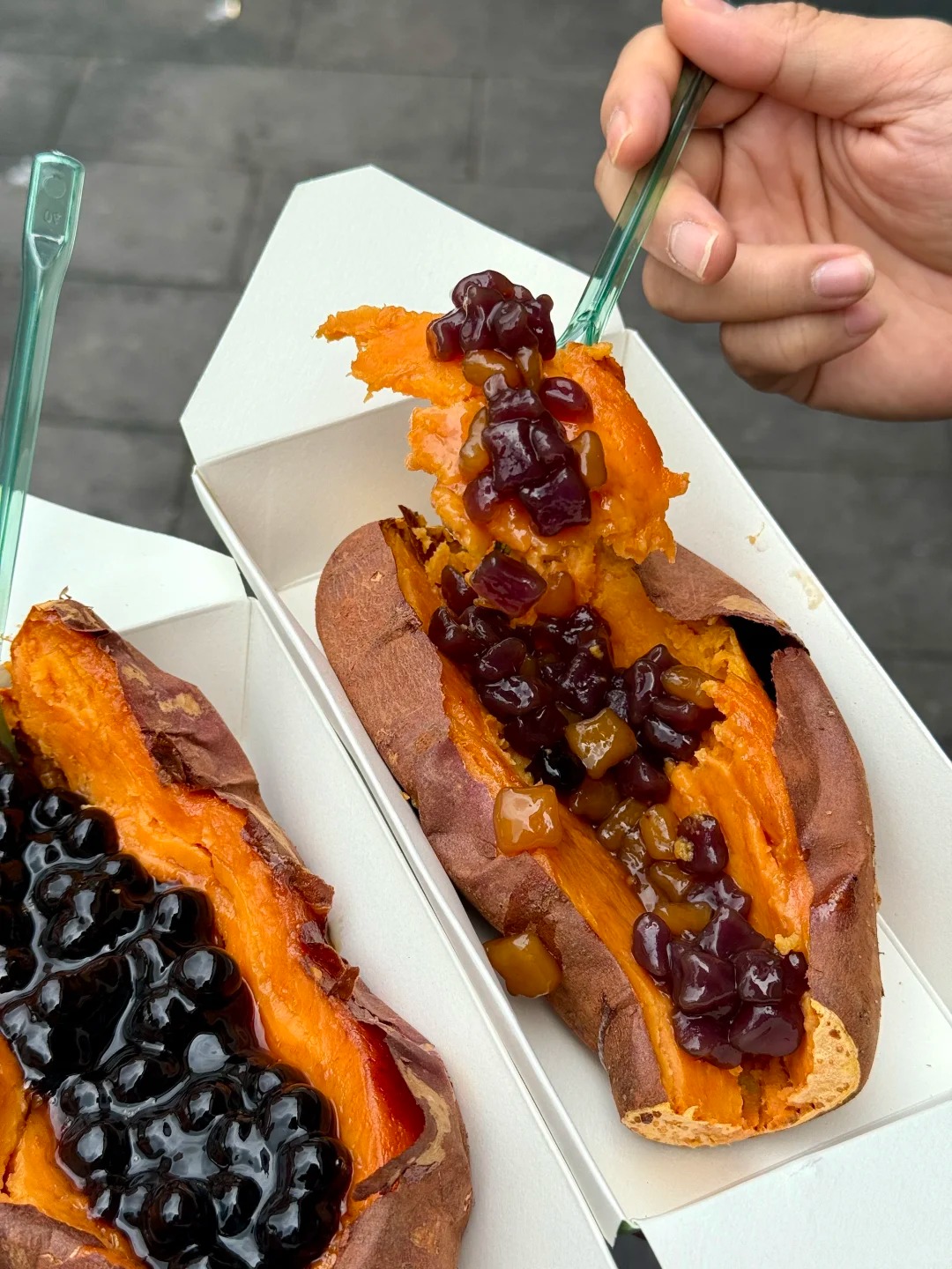 Cầm củ khoai nướng nóng hổi "mix" kem lạnh và trân châu: Trải nghiệm ẩm thực khiến hội chị em "xỉu up xỉu down"- Ảnh 2.