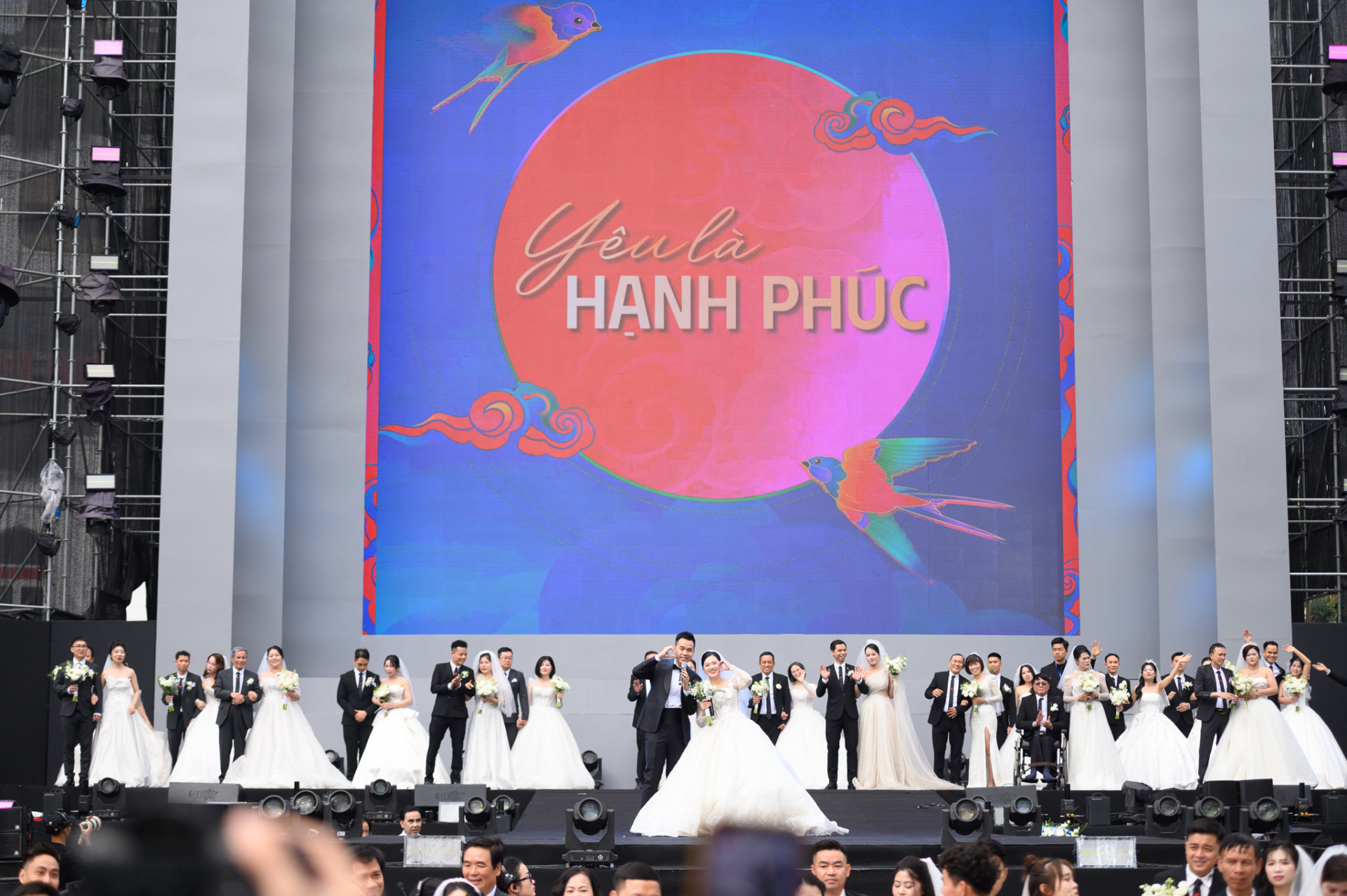 Hiếm có nhất Việt Nam: Con dâu và mẹ chồng mặc váy cưới cùng 1 ngày, hạnh phúc này "quá vuýp"- Ảnh 1.