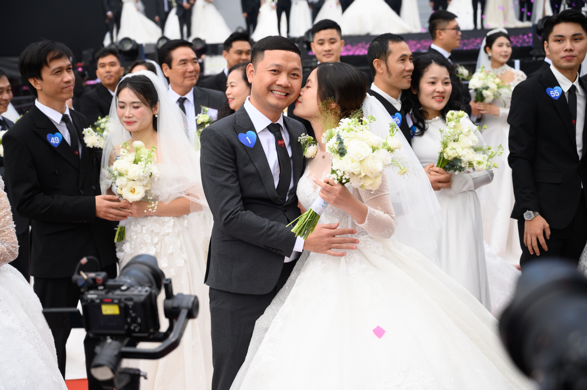 Hiếm có nhất Việt Nam: Con dâu và mẹ chồng mặc váy cưới cùng 1 ngày, hạnh phúc này "quá vuýp"- Ảnh 7.