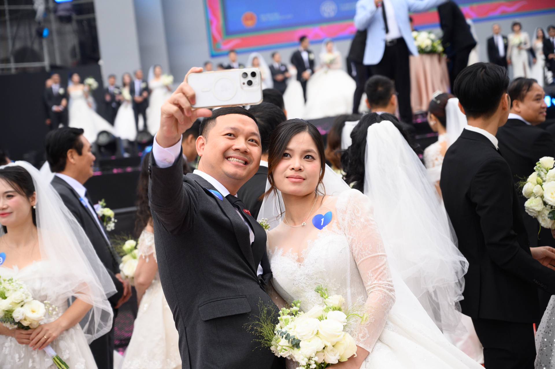 Hiếm có nhất Việt Nam: Con dâu và mẹ chồng mặc váy cưới cùng 1 ngày, hạnh phúc này "quá vuýp"- Ảnh 11.