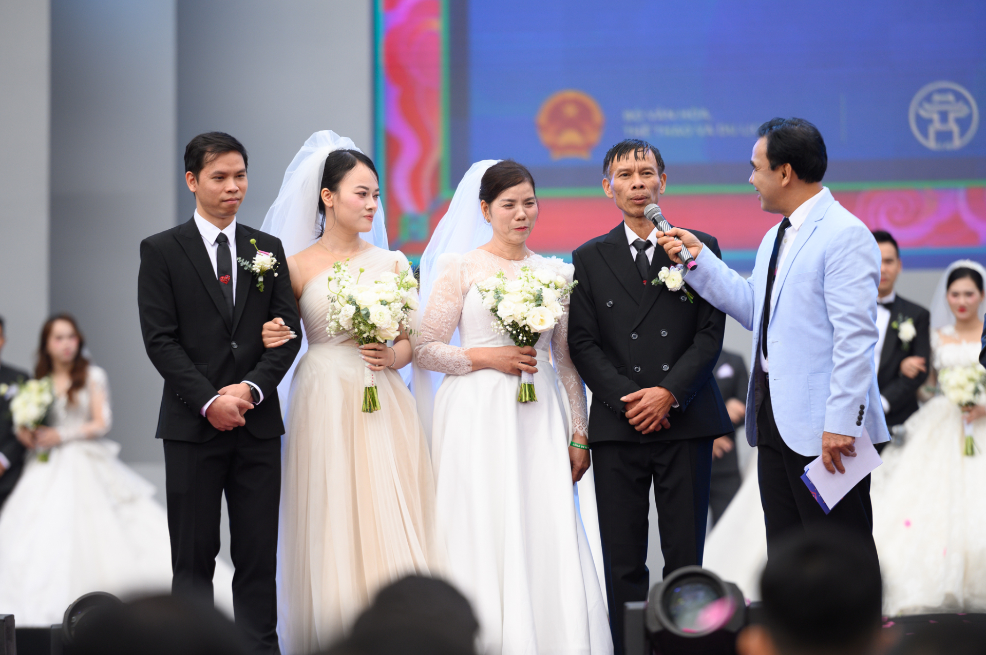 Hiếm có nhất Việt Nam: Con dâu và mẹ chồng mặc váy cưới cùng 1 ngày, hạnh phúc này "quá vuýp"- Ảnh 4.