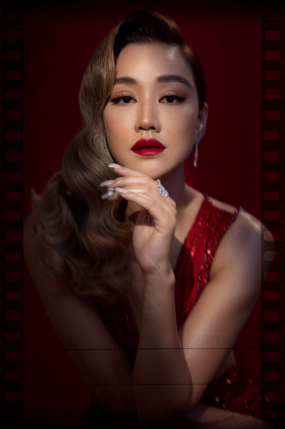 Việt Nam có duy nhất 1 mỹ nhân chỉ nói 3 chữ mà hot suốt 13 năm, nhan sắc bốc lửa ai nhìn cũng đổ đứ đừ- Ảnh 1. Việt Nam có duy nhất 1 mỹ nhân chỉ nói 3 chữ mà hot suốt 13 năm, nhan sắc bốc lửa ai nhìn cũng đổ đứ đừ- Ảnh 1.