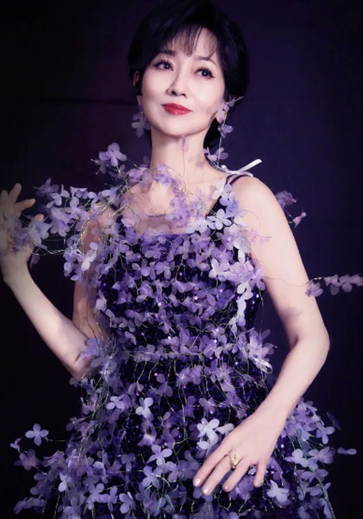 'Quan Âm đẹp nhất màn ảnh' từng là tiếp viên hàng không, U80 miệt mài làm việc- Ảnh 4.