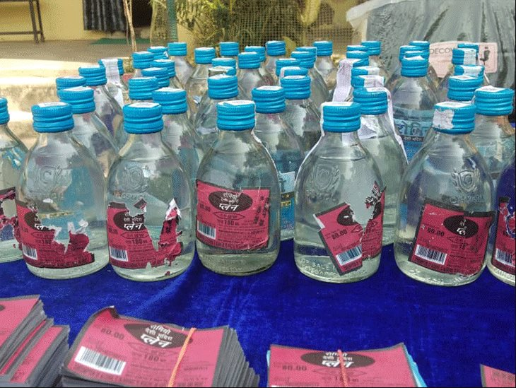 Đột kích nhà cựu Nghị sĩ Ấn Độ, công an bất ngờ triệt phá đường dây sản xuất đồ uống giả quy mô lớn, tịch thu hàng loạt chai lọ, hóa chất và máy đóng gói- Ảnh 1.