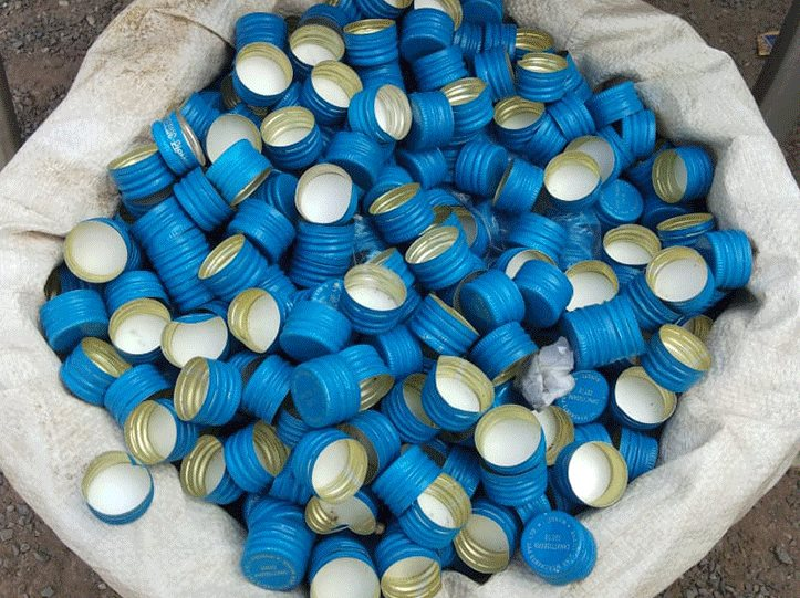 Đột kích nhà cựu Nghị sĩ Ấn Độ, công an bất ngờ triệt phá đường dây sản xuất đồ uống giả quy mô lớn, tịch thu hàng loạt chai lọ, hóa chất và máy đóng gói- Ảnh 2.