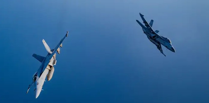 Kinh hoàng Biển Đỏ: Tàu chiến Mỹ khai hỏa tiêu diệt... chiến đấu cơ Mỹ - suýt gây thảm họa kép- Ảnh 2. Kinh hoàng Biển Đỏ: Tàu chiến Mỹ khai hỏa tiêu diệt... chiến đấu cơ Mỹ - suýt gây thảm họa kép- Ảnh 2.