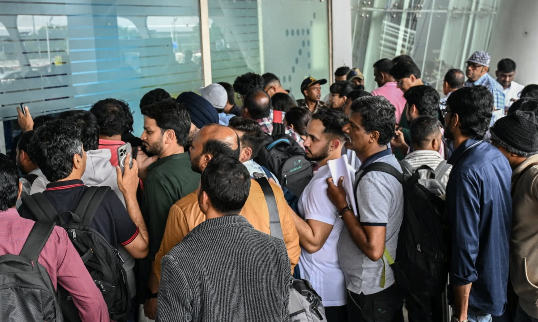 Ngành hàng không Ấn Độ hỗn loạn, 1.000 chuyến bay bị huỷ chỉ trong vài ngày: Điều gì khiến hàng nghìn hành khách mắc kẹt?- Ảnh 2.