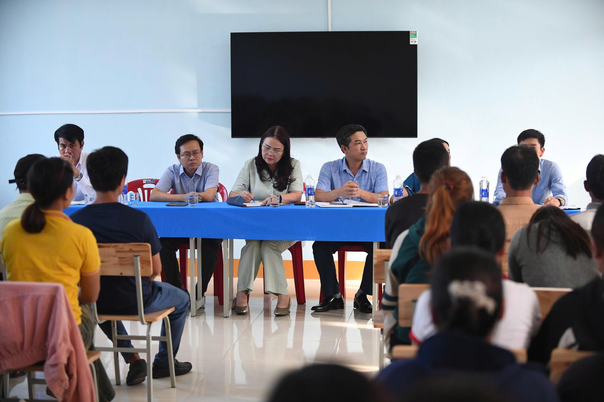 Phó hiệu trưởng Đỗ Thị Hồng Huế và những xáo trộn tại trường Tiểu học Kim thủy - Ảnh 2.