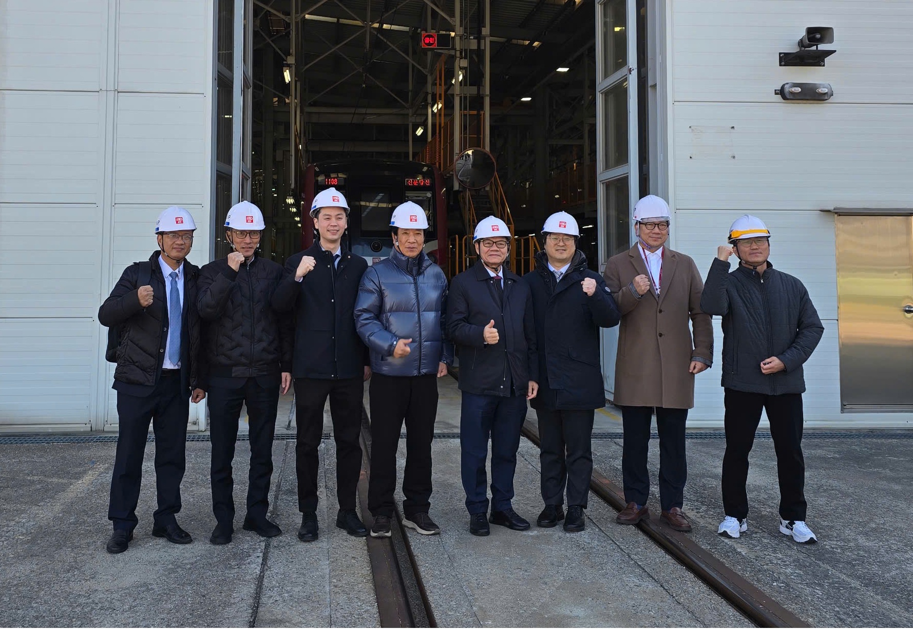 Bước đi mới của tỷ phú Trần Bá Dương trong cuộc đua đường sắt: Trực tiếp sang Hàn Quốc ký thỏa thuận nội địa hóa sản xuất đầu máy toa xe - Ảnh 7.