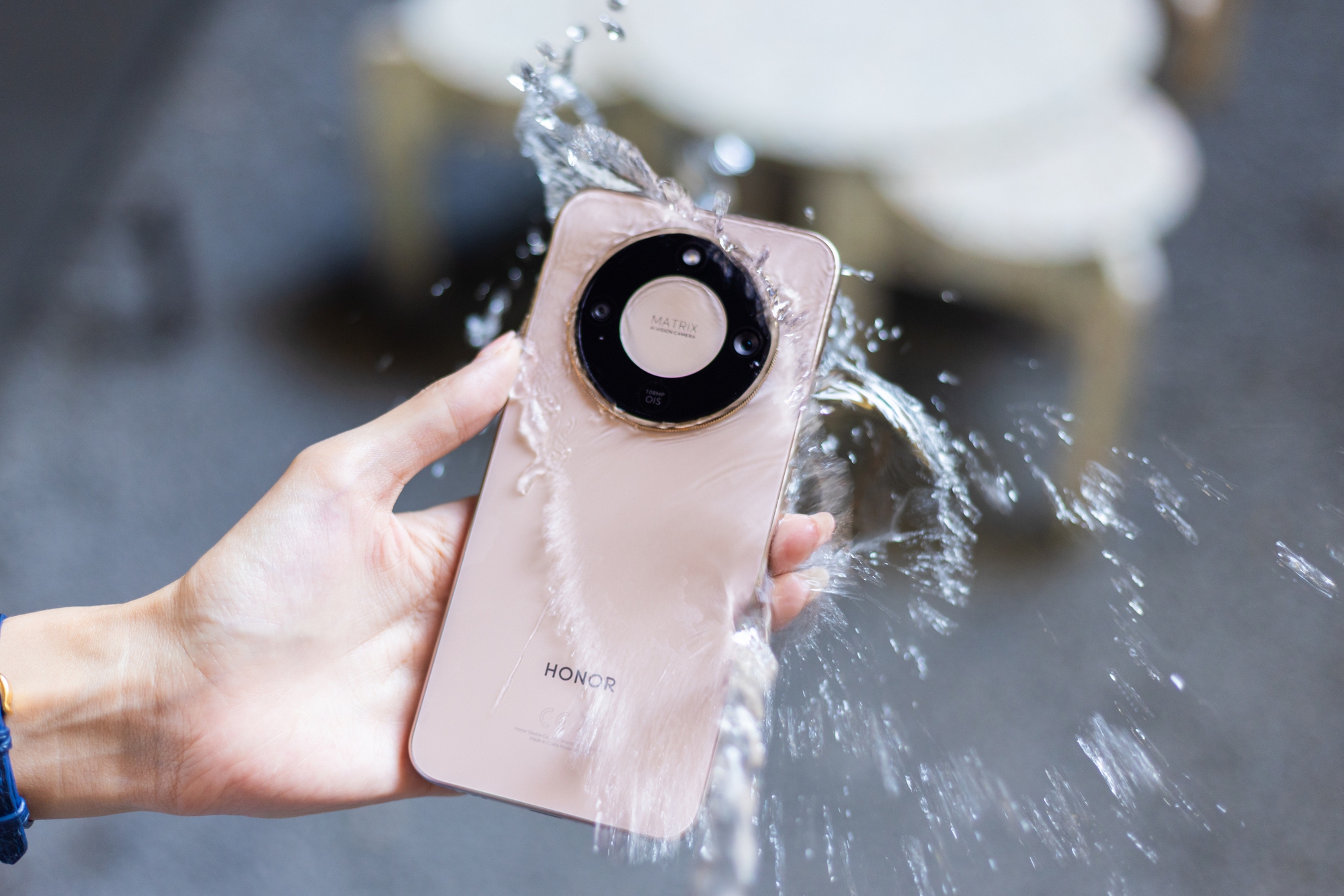 Vừa ra mắt ở Việt Nam smartphone siêu 'nồi đồng cối đá': Rơi ở độ cao 2,5m không vỡ, pin trâu nhất thị trường - Ảnh 2.