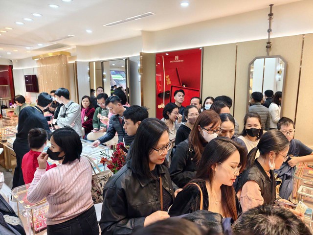 Lần đầu tiên Bảo Tín Mạnh Hải bán vàng 0,1 chỉ: Giờ ai cũng có thể mua vàng!- Ảnh 2. Lần đầu tiên Bảo Tín Mạnh Hải bán vàng 0,1 chỉ: Giờ ai cũng có thể mua vàng!- Ảnh 2.