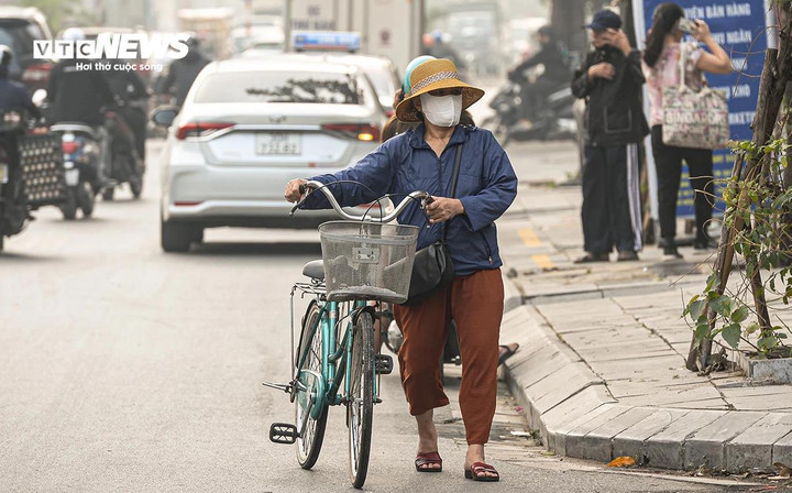 Dự báo thời tiết 8/12: Áp thấp nhiệt đới vào Biển Đông, Hà Nội đêm rét ngày nắng- Ảnh 1.
