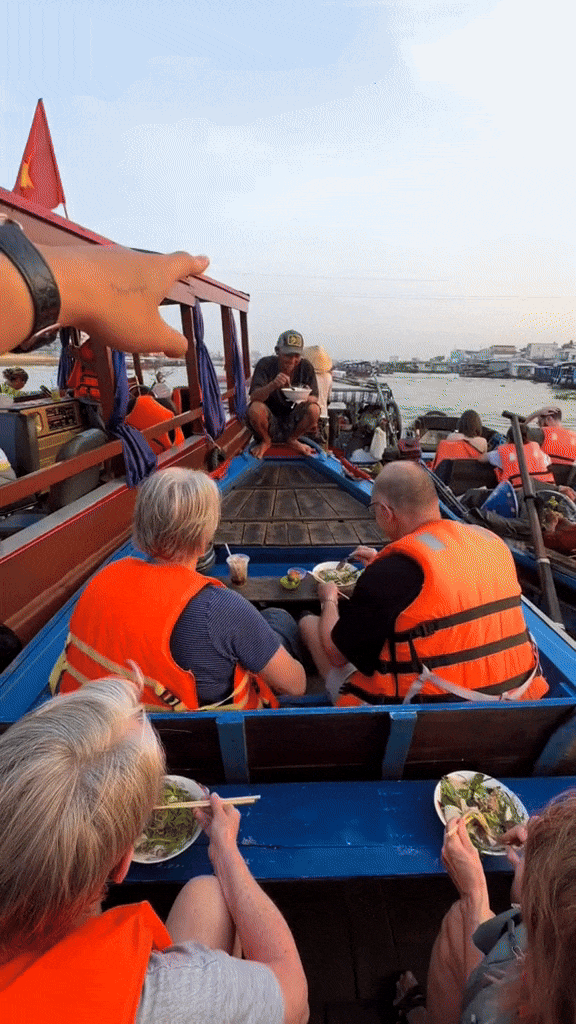 Khách Tây khoe "kỹ năng mới" học được sau khi đến Việt Nam - Ảnh 3.