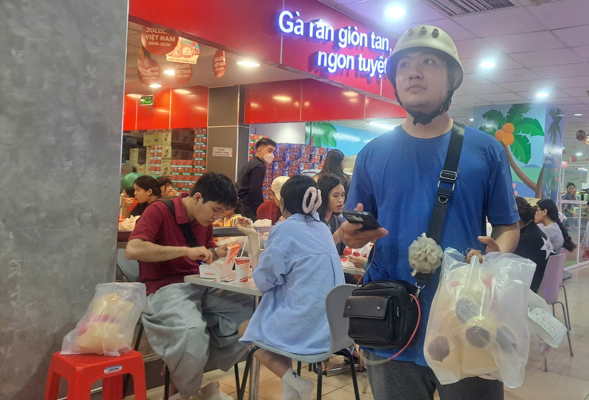 Cơn sốt combo gà rán Jollibee và bài học cho chuỗi ẩm thực Việt Nam - Ảnh 2. Cơn sốt combo gà rán Jollibee và bài học cho chuỗi ẩm thực Việt Nam - Ảnh 2.