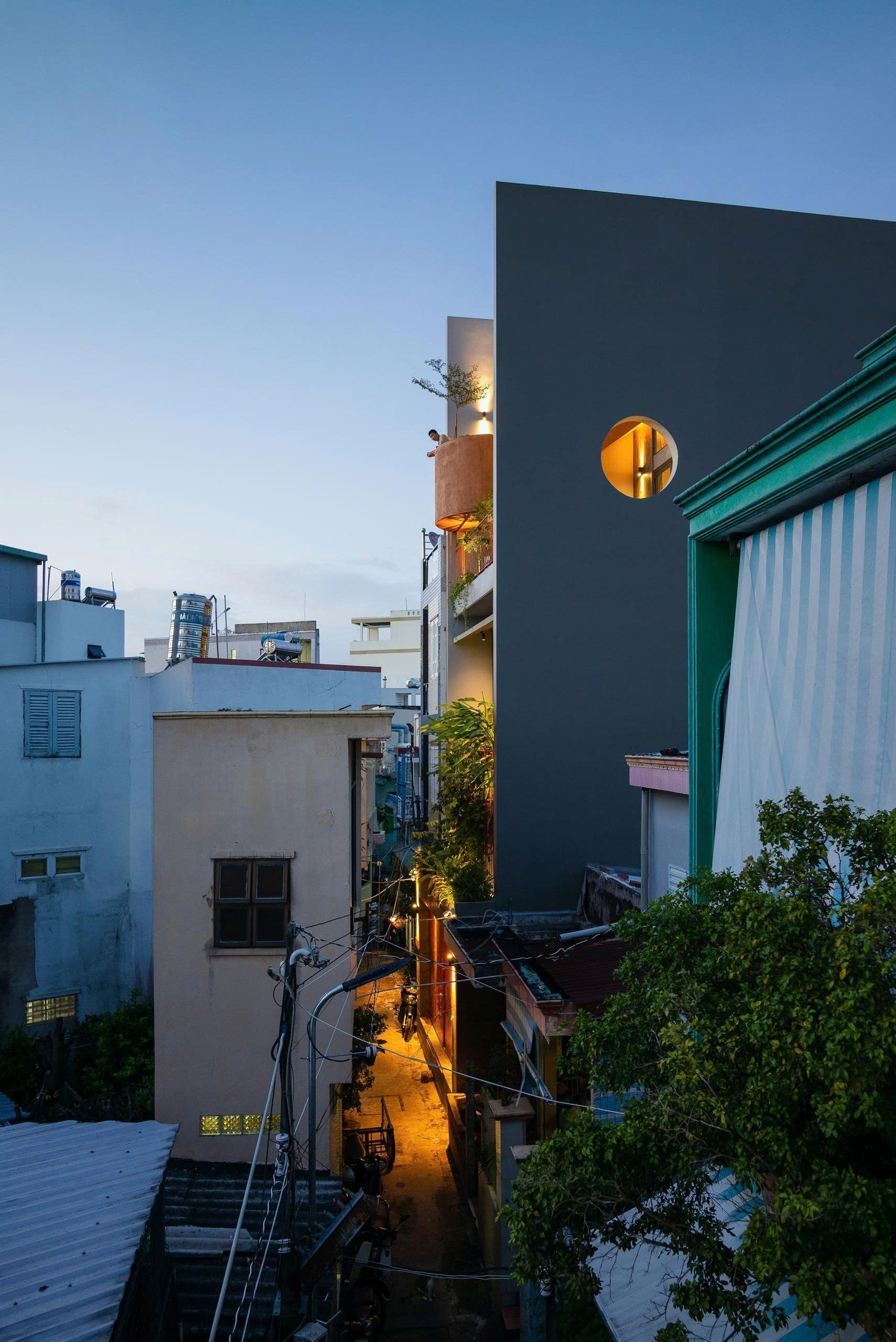 Nhà phố 'tự làm mát' con gái xây dành tặng bố mẹ- Ảnh 2.