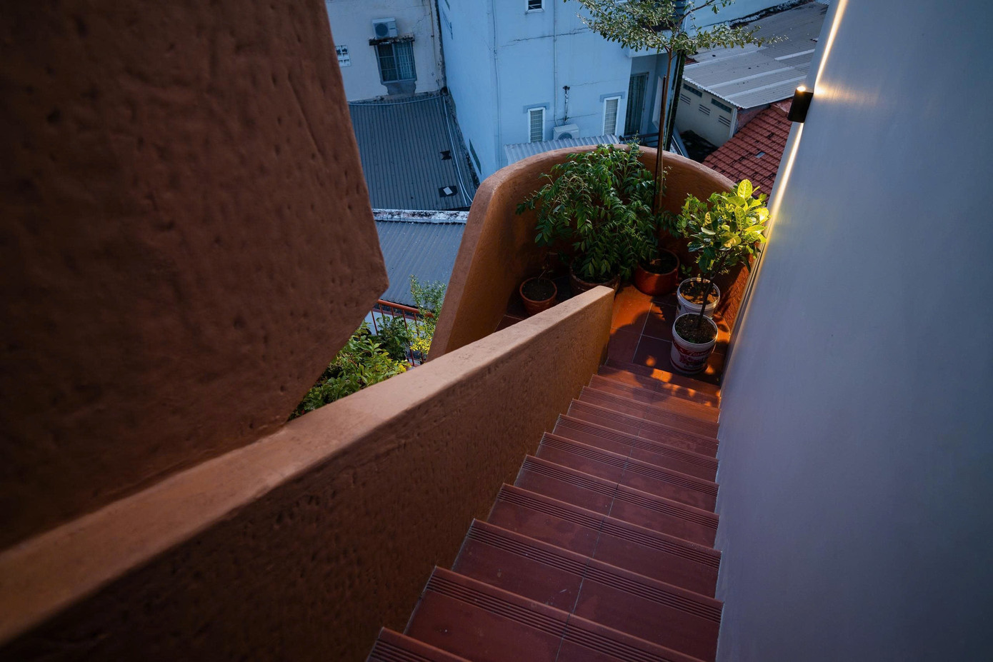 Nhà phố 'tự làm mát' con gái xây dành tặng bố mẹ- Ảnh 17.