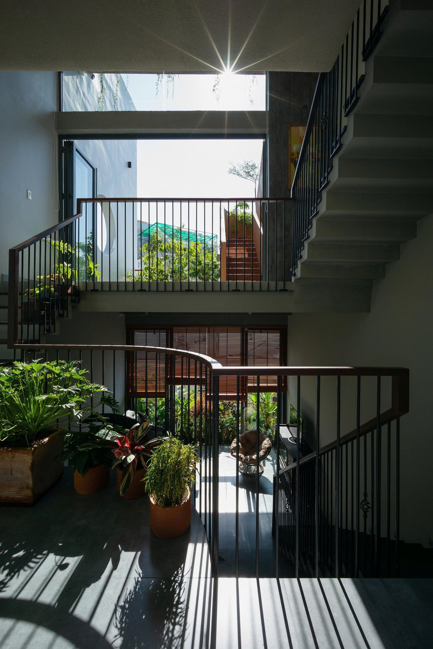 Nhà phố 'tự làm mát' con gái xây dành tặng bố mẹ- Ảnh 10.