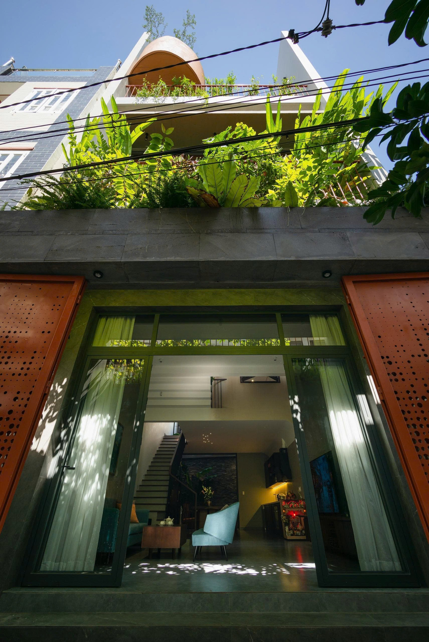 Nhà phố 'tự làm mát' con gái xây dành tặng bố mẹ- Ảnh 1.