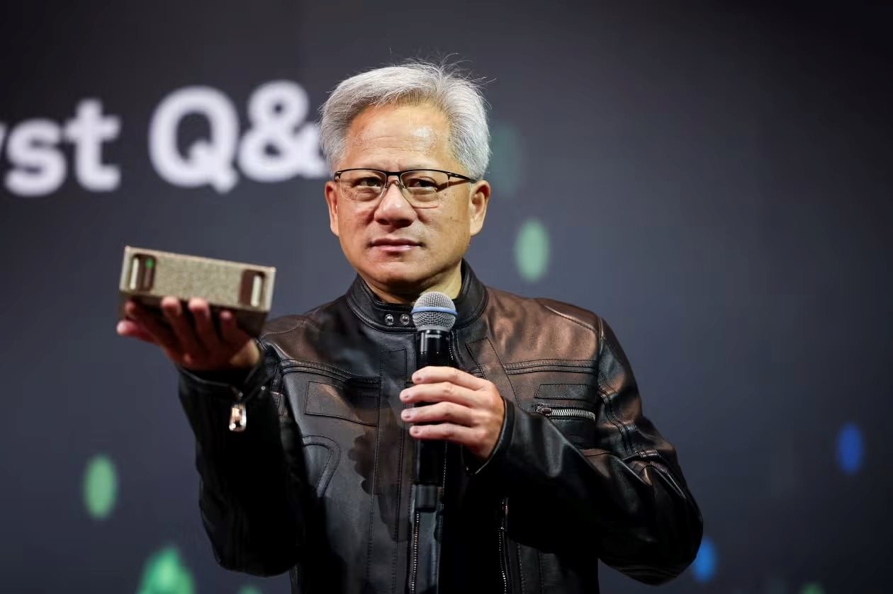 CEO Nvidia Jensen Huang chỉ ra lợi thế cực lớn của Trung Quốc so với Mỹ giữa cơn sốt AI- Ảnh 1.