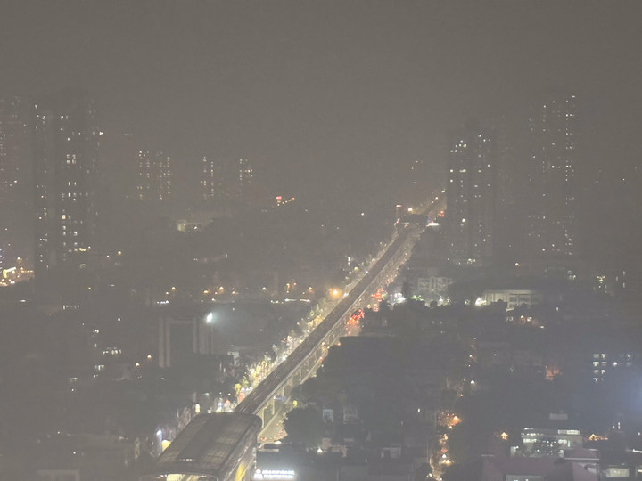 Tối nay, Hà Nội ô nhiễm nhất thế giới, chỉ số cao gấp 35 lần chuẩn WHO- Ảnh 2. Tối nay, Hà Nội ô nhiễm nhất thế giới, chỉ số cao gấp 35 lần chuẩn WHO- Ảnh 2.