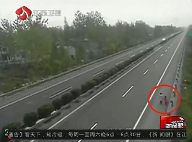 Người mẹ vô tình tiếp tay giao con cho kẻ bắt cóc chỉ vì một hành động quen thuộc triệu phụ huynh vẫn làm- Ảnh 1. Người mẹ vô tình tiếp tay giao con cho kẻ bắt cóc chỉ vì một hành động quen thuộc triệu phụ huynh vẫn làm- Ảnh 1.