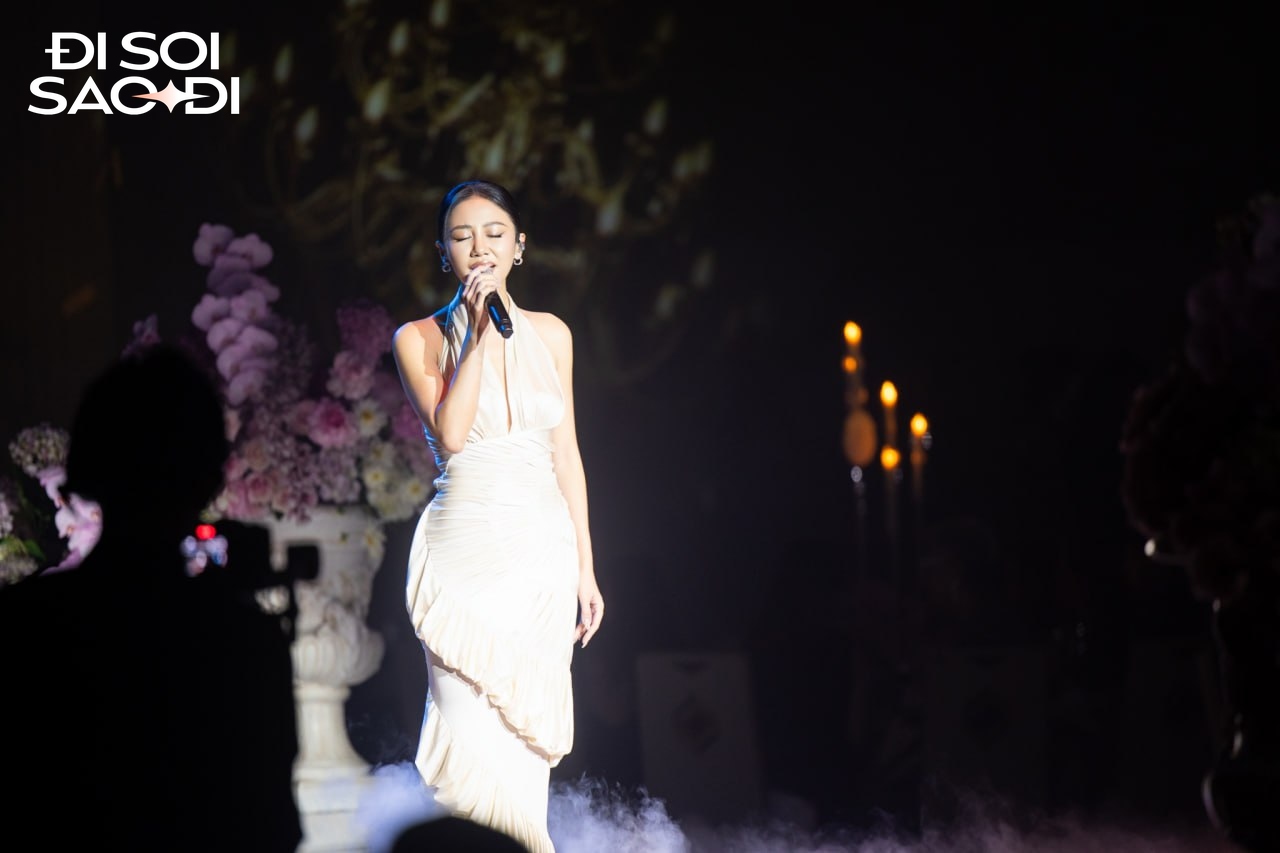 Ca sĩ mở màn hôn lễ bạc tỷ của Tiên Nguyễn và chồng gốc Dubai: Giọng ngọt như "mía lùi", hát tình ca quá hợp!- Ảnh 4. Ca sĩ mở màn hôn lễ bạc tỷ của Tiên Nguyễn và chồng gốc Dubai: Giọng ngọt như "mía lùi", hát tình ca quá hợp!- Ảnh 4.