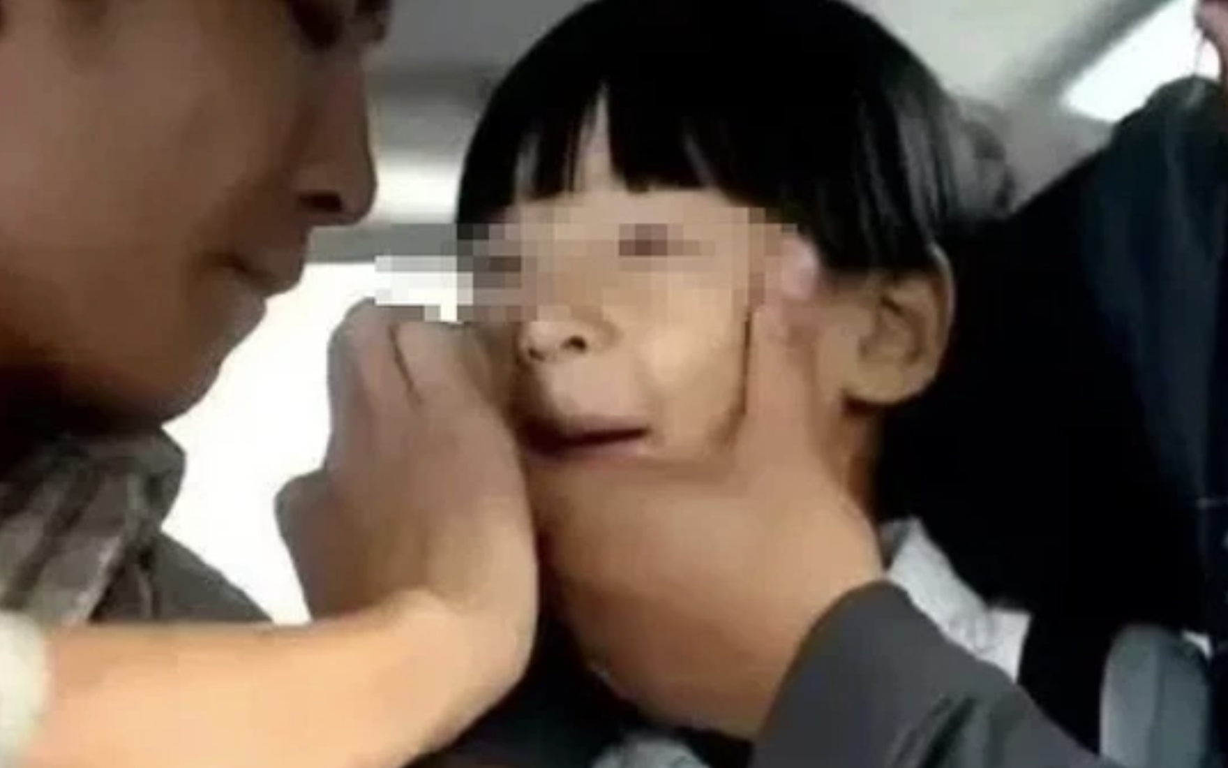 Người mẹ vô tình tiếp tay giao con cho kẻ bắt cóc chỉ vì một hành động quen thuộc triệu phụ huynh vẫn làm- Ảnh 2. Người mẹ vô tình tiếp tay giao con cho kẻ bắt cóc chỉ vì một hành động quen thuộc triệu phụ huynh vẫn làm- Ảnh 2.