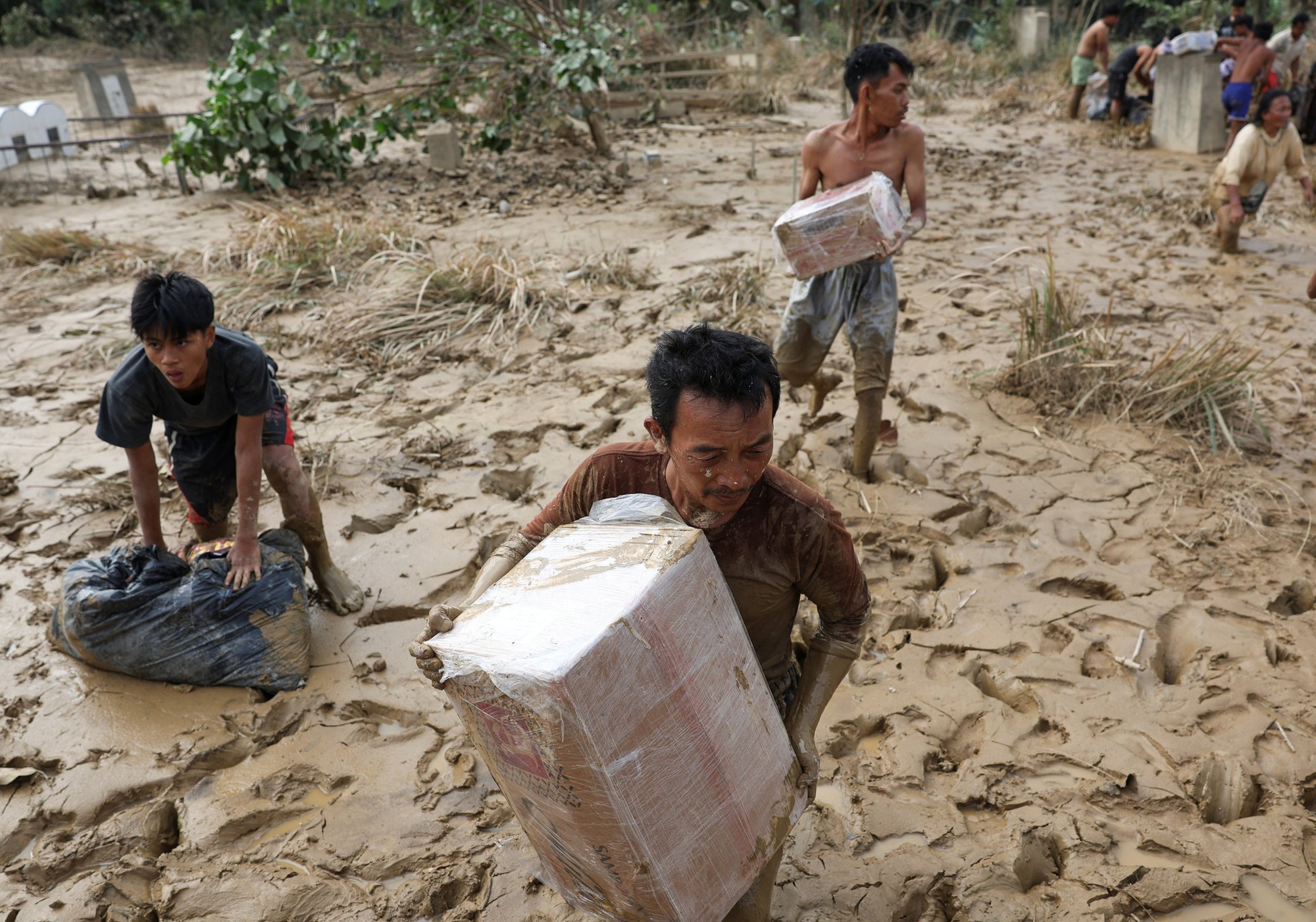 908 người thiệt mạng, 410 người mất tích, nạn đói đe doạ: Indonesia đối mặt với thảm hoạ chưa từng có tiền lệ- Ảnh 2. 908 người thiệt mạng, 410 người mất tích, nạn đói đe doạ: Indonesia đối mặt với thảm hoạ chưa từng có tiền lệ- Ảnh 2.