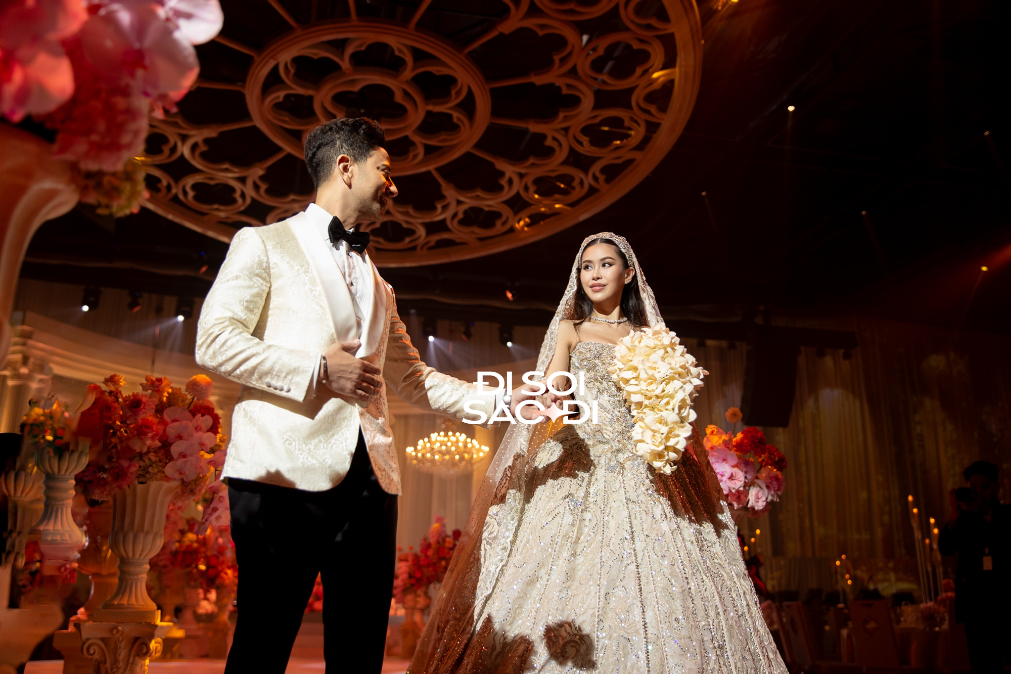 Ái nữ nhà tỷ phú Johnathan Hạnh Nguyễn hoá công chúa trong lễ cưới, visual bùng nổ bên cạnh chồng gốc Dubai- Ảnh 4. Ái nữ nhà tỷ phú Johnathan Hạnh Nguyễn hoá công chúa trong lễ cưới, visual bùng nổ bên cạnh chồng gốc Dubai- Ảnh 4.