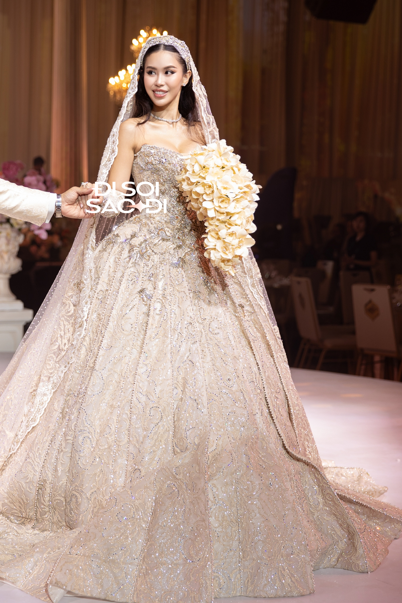 Ái nữ nhà tỷ phú Johnathan Hạnh Nguyễn hoá công chúa trong lễ cưới, visual bùng nổ bên cạnh chồng gốc Dubai- Ảnh 5. Ái nữ nhà tỷ phú Johnathan Hạnh Nguyễn hoá công chúa trong lễ cưới, visual bùng nổ bên cạnh chồng gốc Dubai- Ảnh 5.