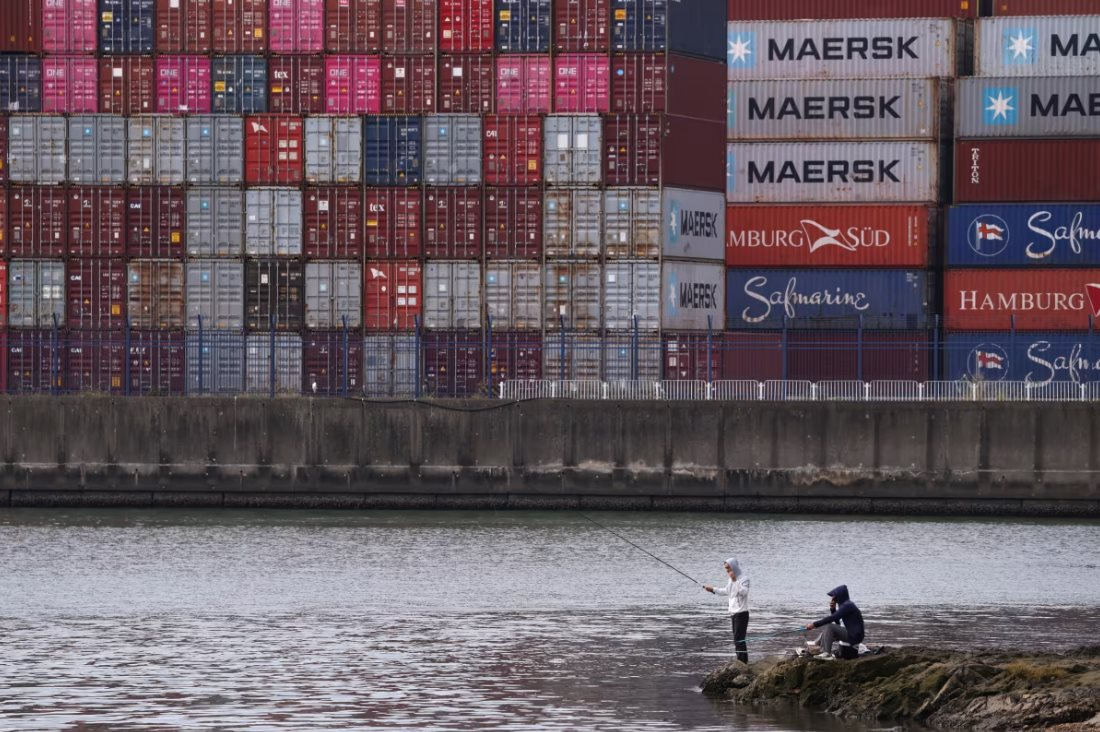 Lần đầu tiên trong lịch sử, thặng dư thương mại của Trung Quốc vượt 1 nghìn tỷ USD nhờ dịch chuyển dòng hàng từ Mỹ sang ĐNÁ, Châu Âu- Ảnh 1.