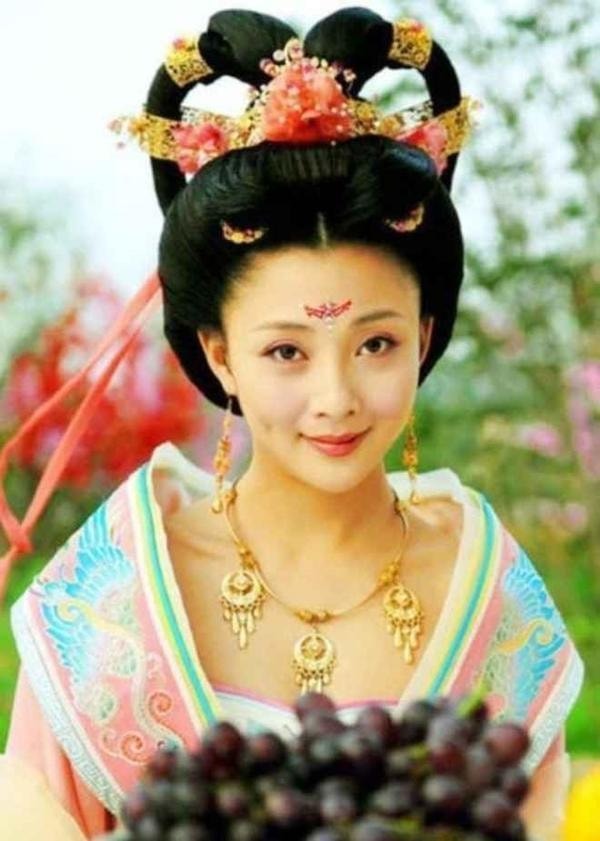 Biệt thự của "mỹ nhân có vòng eo đẹp nhất showbiz", ai đi qua cũng ngoái nhìn - Ảnh 1.