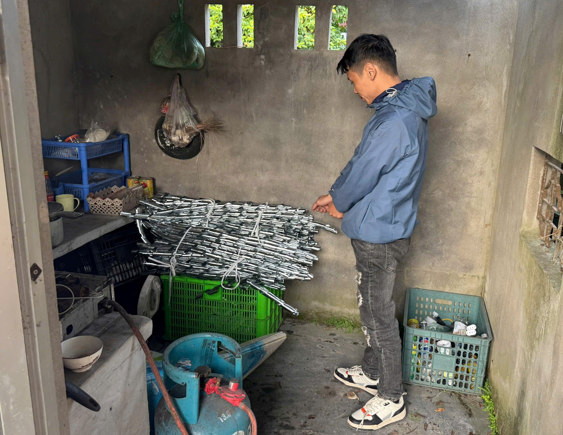 Khám xét khẩn cấp nơi ở của Nguyễn Thế Anh sinh năm 1989 - Ảnh 1.