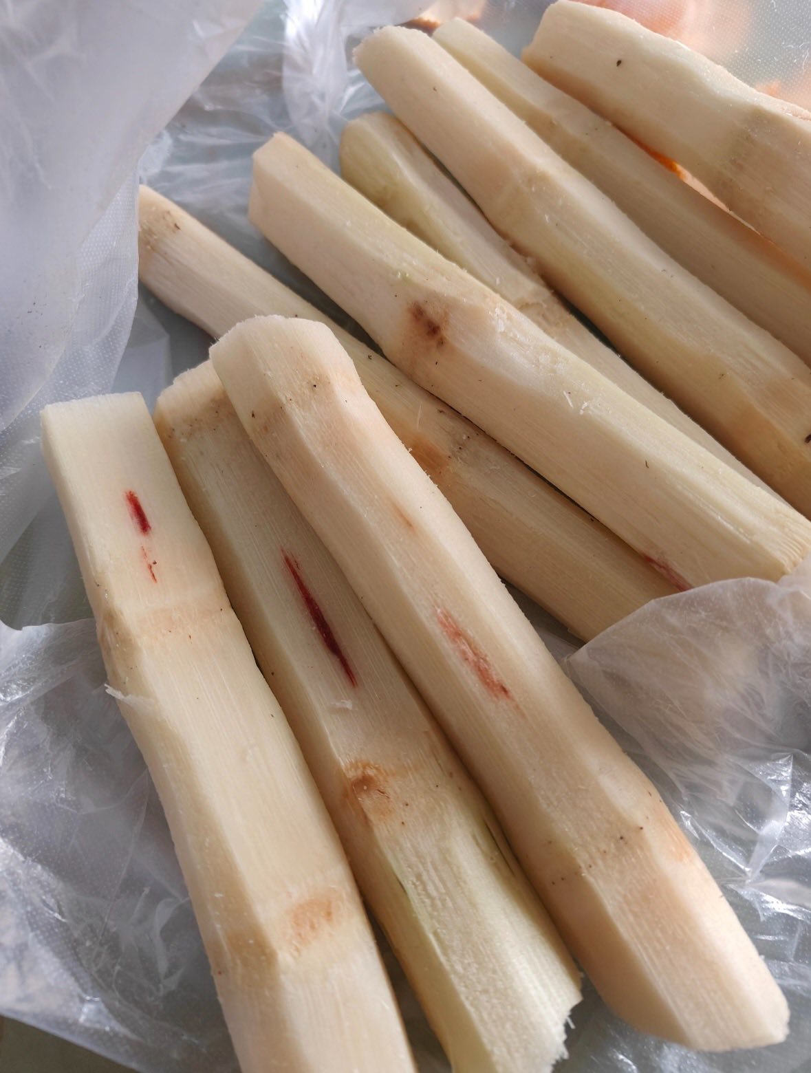 Mua mía thấy vệt đỏ trên thân thì vứt ngay lập tức, ăn vào nôn mửa, co giật tay chân- Ảnh 1.