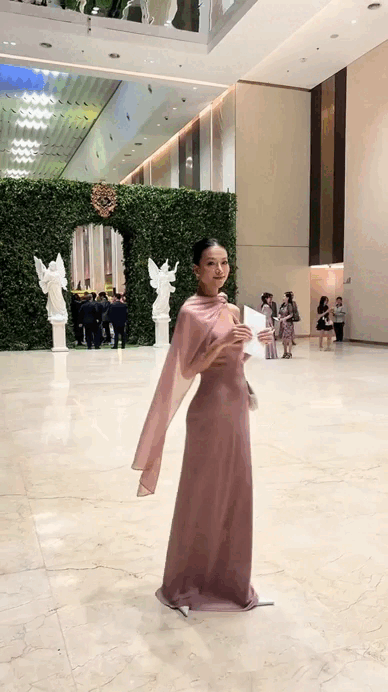 Mỹ nhân được nhiều người “hỏi thăm” nhất tại đám cưới nhà tỷ phú Johnathan Hạnh Nguyễn- Ảnh 2. Mỹ nhân được nhiều người “hỏi thăm” nhất tại đám cưới nhà tỷ phú Johnathan Hạnh Nguyễn- Ảnh 2.