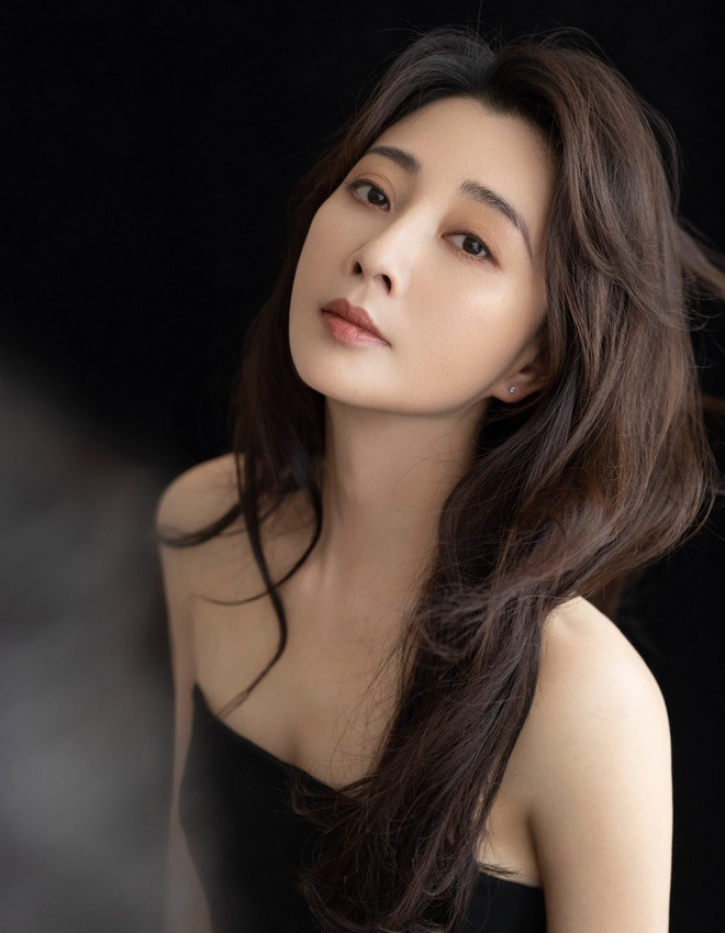 Biệt thự của "mỹ nhân có vòng eo đẹp nhất showbiz", ai đi qua cũng ngoái nhìn - Ảnh 2.