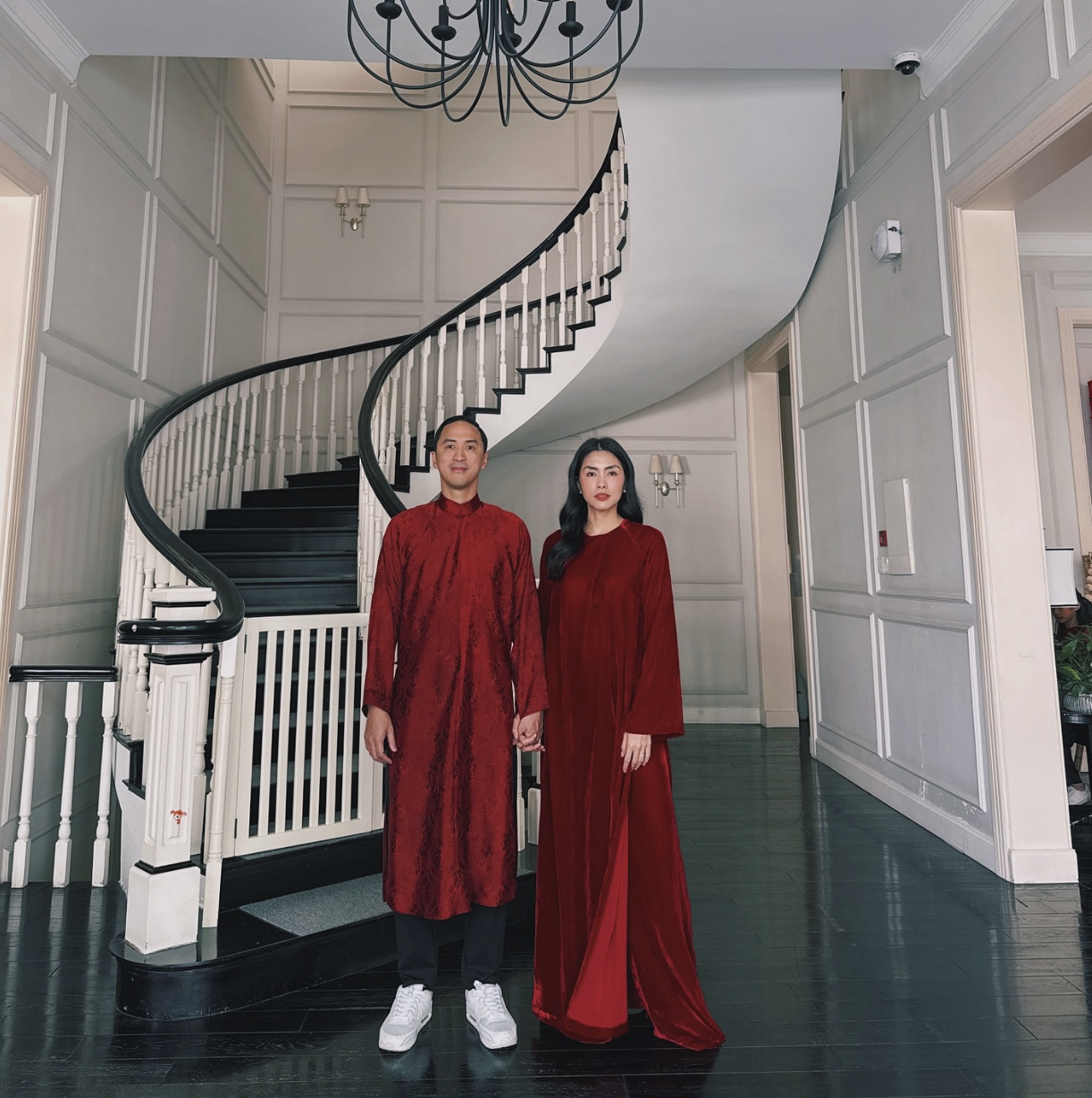 Đẳng cấp dâu hào môn: 4 tiêu chí chọn áo dài "bất di bất dịch" của chị em Hà Tăng - Linh Rin - Ảnh 7.