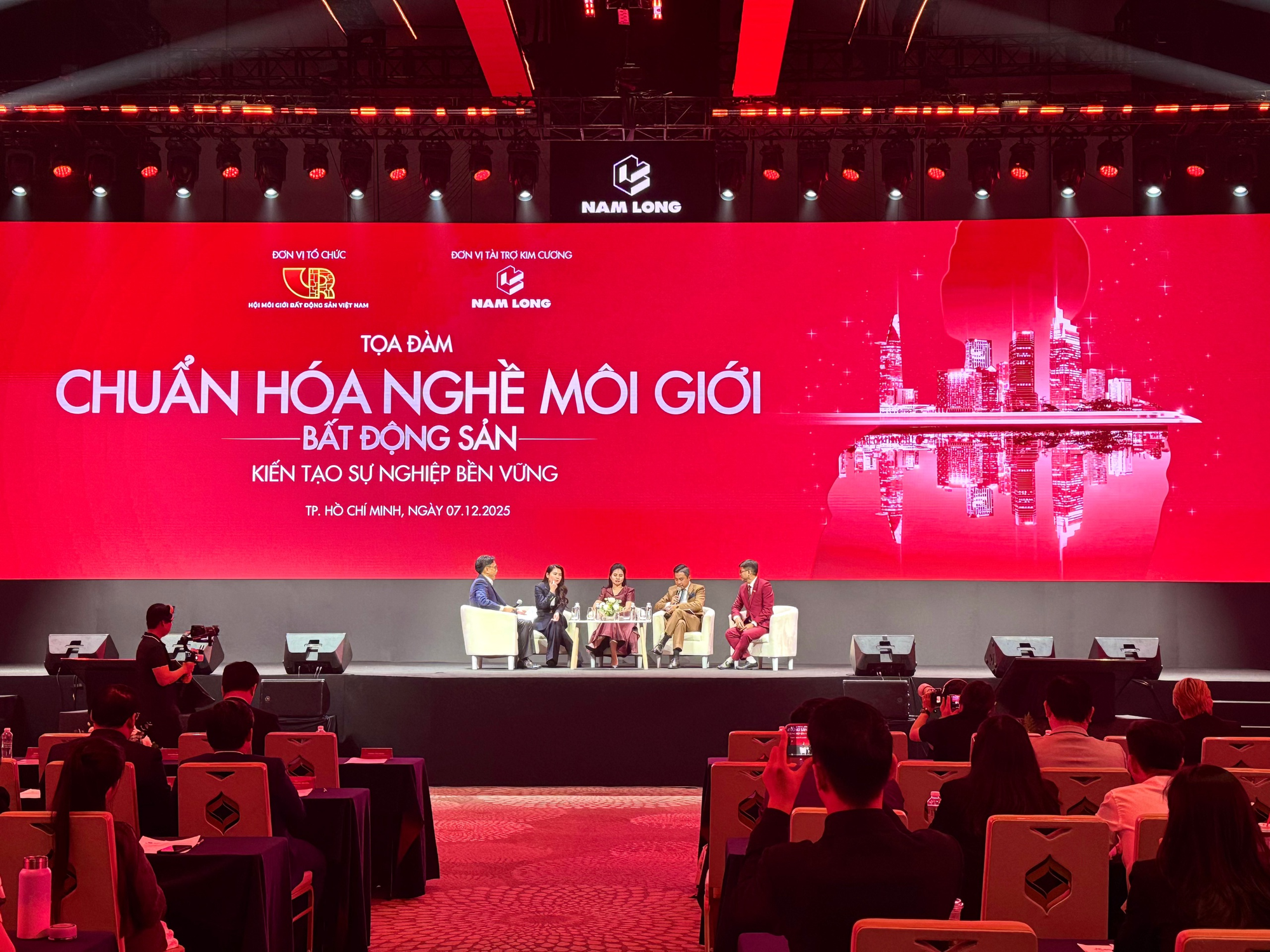 Gần 90% môi giới không có chứng chỉ hành nghề: VARS lên tiếng, thị trường cần chuẩn hóa khẩn cấp - Ảnh 1.