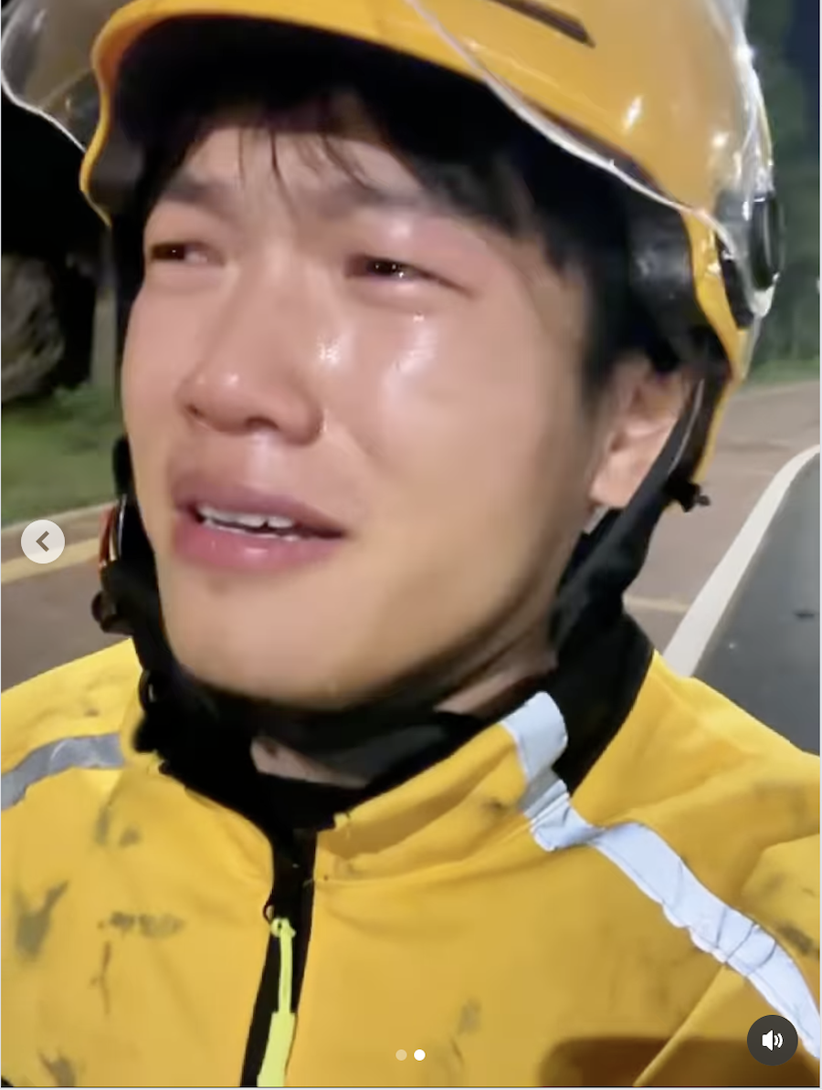 Đang giao đồ ăn, shipper bật khóc giữa đường, nức nở kể lại lý do khiến MXH lặng người- Ảnh 2. Đang giao đồ ăn, shipper bật khóc giữa đường, nức nở kể lại lý do khiến MXH lặng người- Ảnh 2.