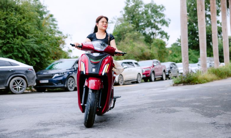 Xe máy điện giá 25 triệu đồng khiến Honda SH "bất ngờ" vì ngoại hình như 2 giọt nước, đã về đại lý- Ảnh 1.