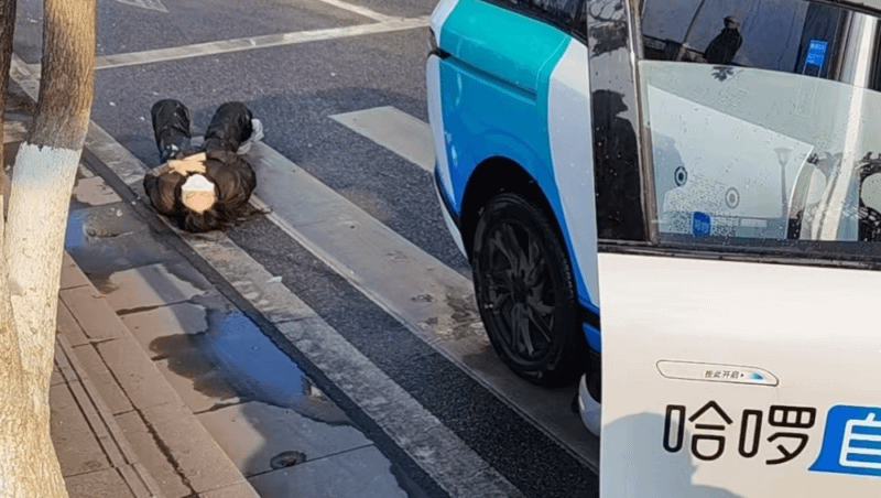 Taxi robot của Baidu gây tai nạn nghiêm trọng tại Trung Quốc, hai người đi bộ nhập viện trong tình trạng nguy kịch - Ảnh 3.
