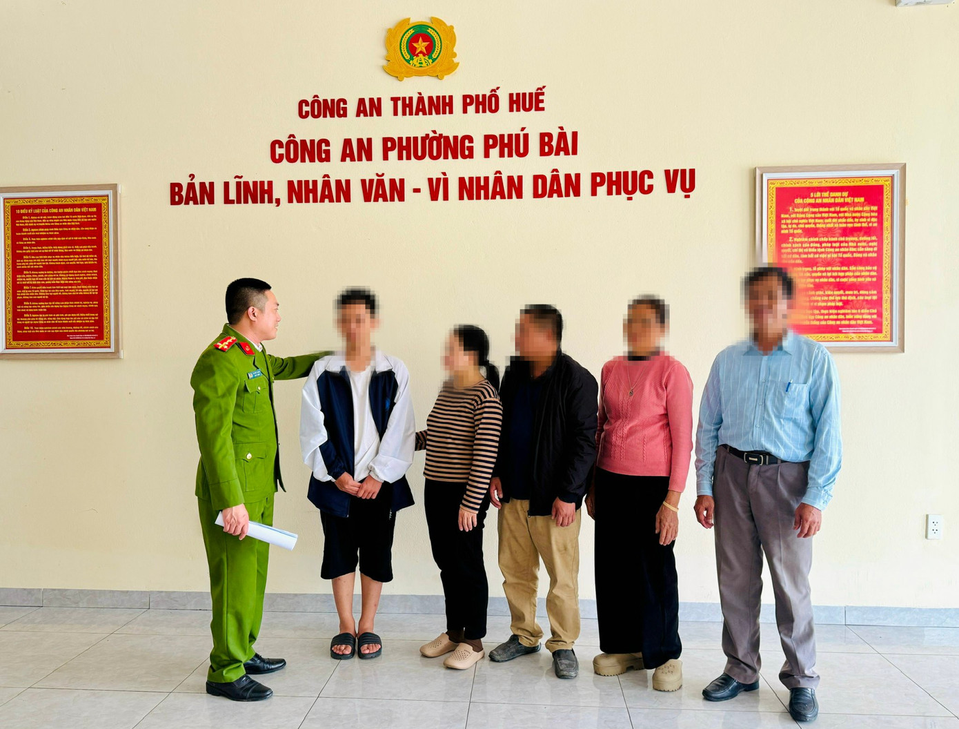 Nam sinh bị nhóm bắt cóc online khống chế, ép chuyển tiền và di chuyển qua nhiều tỉnh, thành- Ảnh 1.