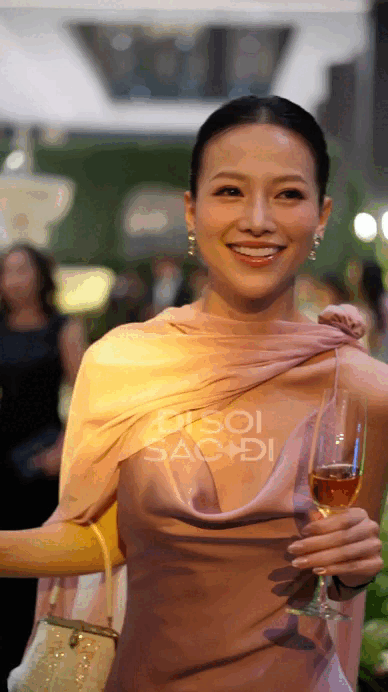 Mỹ nhân được nhiều người “hỏi thăm” nhất tại đám cưới nhà tỷ phú Johnathan Hạnh Nguyễn- Ảnh 3. Mỹ nhân được nhiều người “hỏi thăm” nhất tại đám cưới nhà tỷ phú Johnathan Hạnh Nguyễn- Ảnh 3.