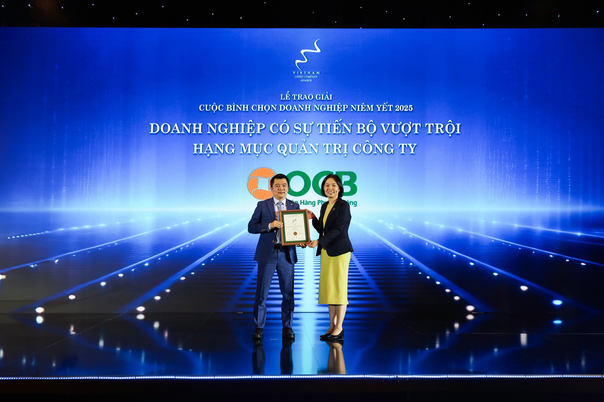 OCB nhận cú đúp giải thưởng Quản trị công ty và Top 10 Doanh nghiệp Bền vững - Ảnh 1.