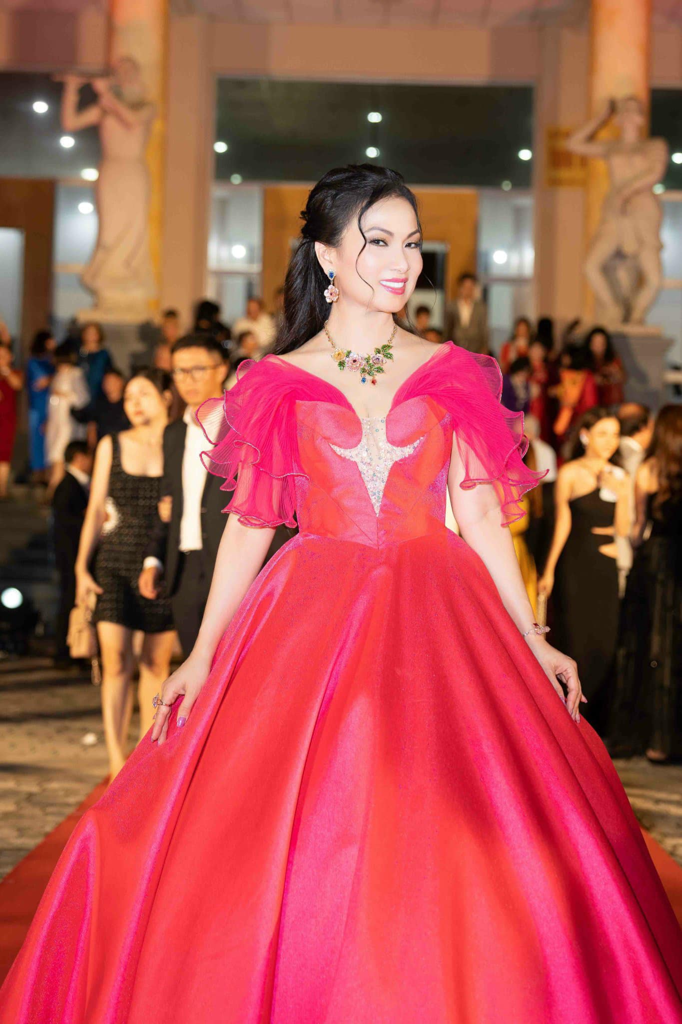 Nhan sắc ca sĩ giàu nhất Việt Nam, sở hữu 35 nghìn tỷ, đi phi cơ riêng, biệt thự có cả nhà hát Opera- Ảnh 11.