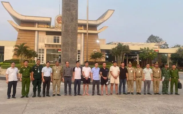 Cơ quan chức năng bắt giữ các đối tượng lừa đảo xuyên quốc gia.