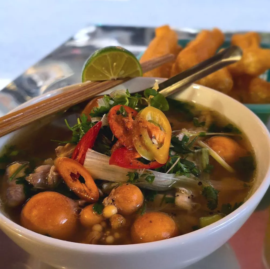 Bao năm vẫn có người sốc vì ăn bát phở gà 160k giữa phố cổ Hà Nội- Ảnh 4. Bao năm vẫn có người sốc vì ăn bát phở gà 160k giữa phố cổ Hà Nội- Ảnh 4.