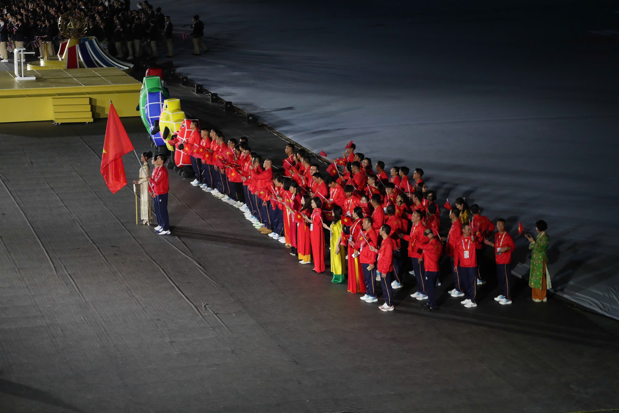 Ảnh: Toàn cảnh khai mạc SEA Games 33, lá cờ tổ quốc Việt Nam tự hào tung bay trên đấu trường khu vực- Ảnh 5. Ảnh: Toàn cảnh khai mạc SEA Games 33, lá cờ tổ quốc Việt Nam tự hào tung bay trên đấu trường khu vực- Ảnh 5.
