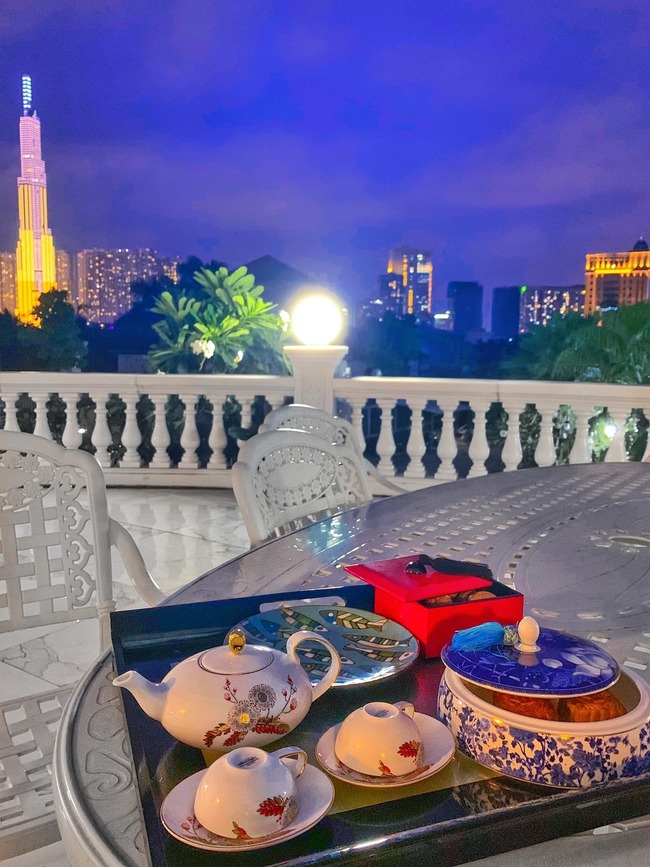 Mỹ nhân Việt 26 tuổi lên xe hoa với đại gia: Ở dinh thự dát vàng tráng lệ, sống như công chúa đời thực- Ảnh 8. Mỹ nhân Việt 26 tuổi lên xe hoa với đại gia: Ở dinh thự dát vàng tráng lệ, sống như công chúa đời thực- Ảnh 8.